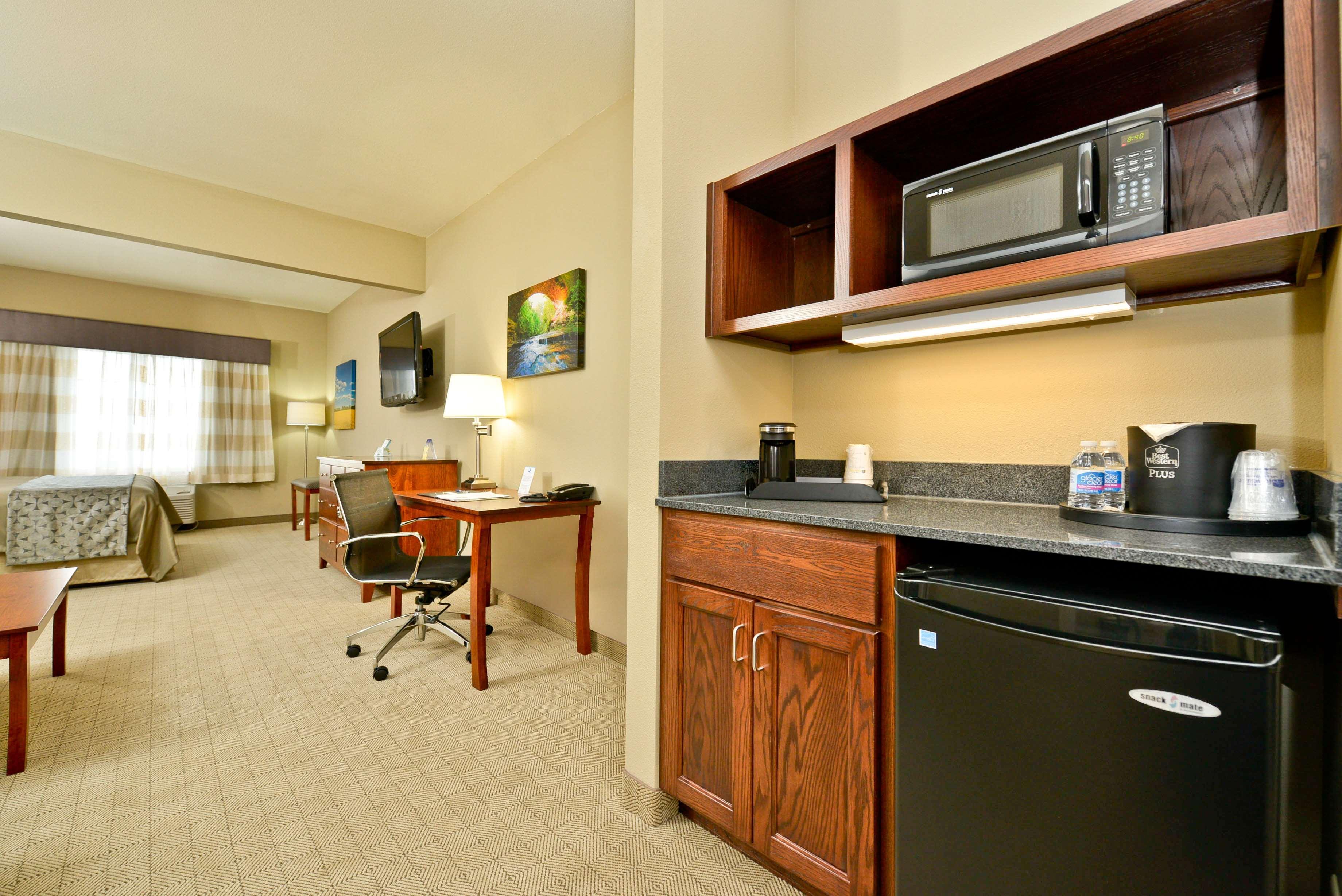 Best Western Plus Green Mill Village Hotel & Suites Arcola Esterno foto