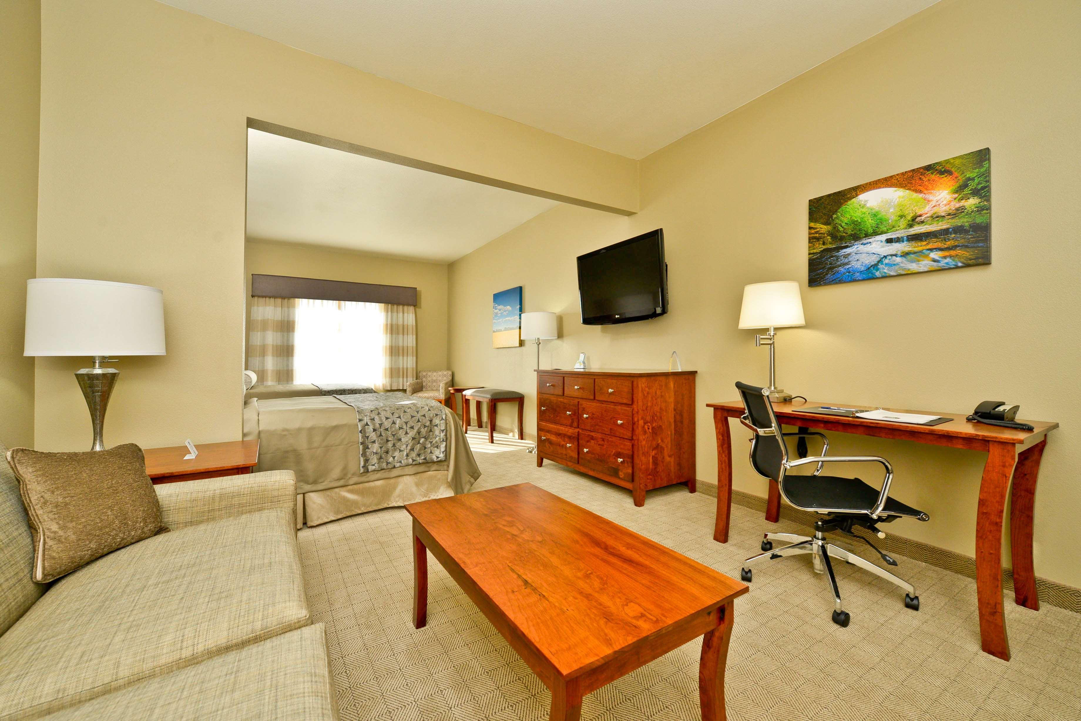 Best Western Plus Green Mill Village Hotel & Suites Arcola Esterno foto