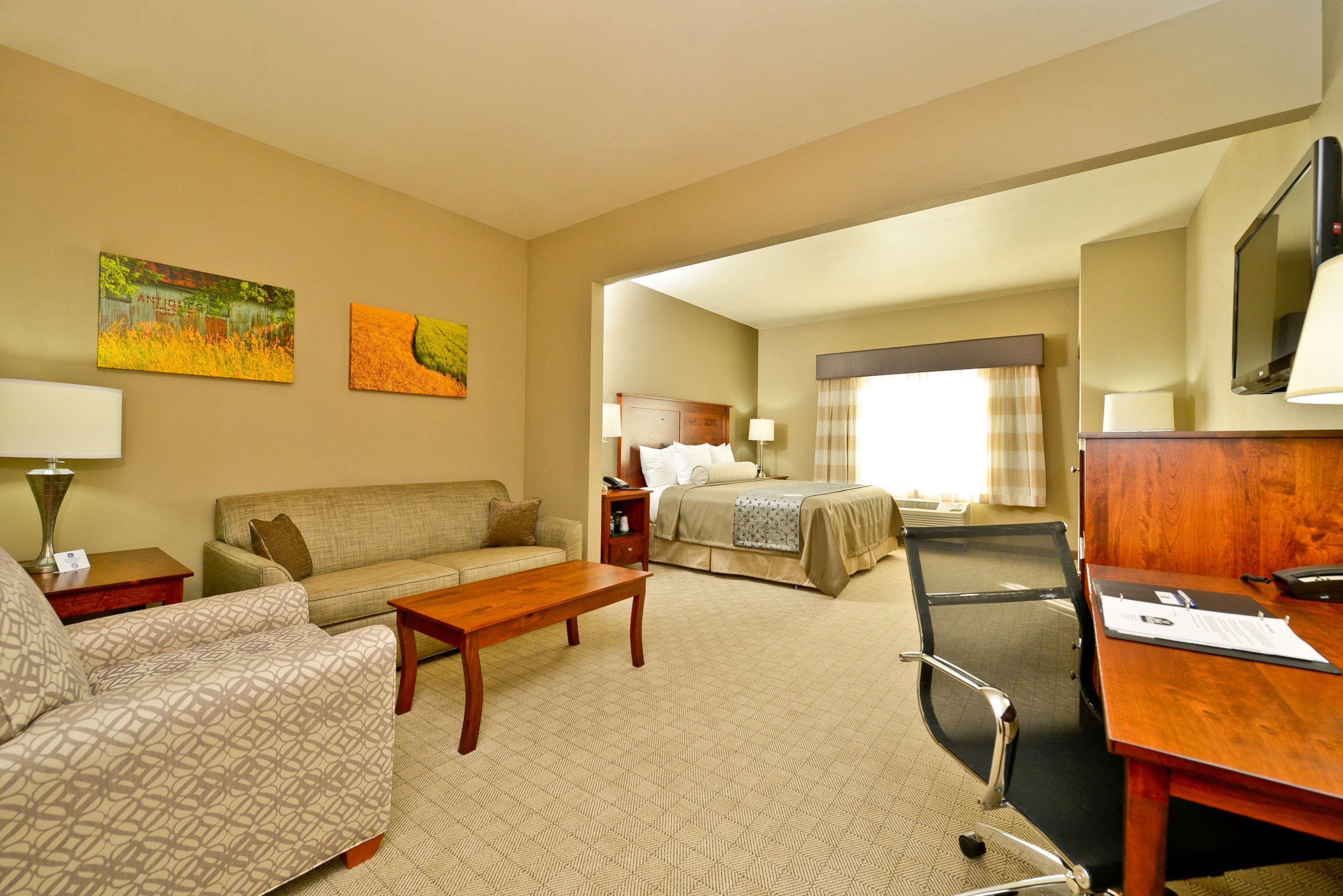Best Western Plus Green Mill Village Hotel & Suites Arcola Esterno foto