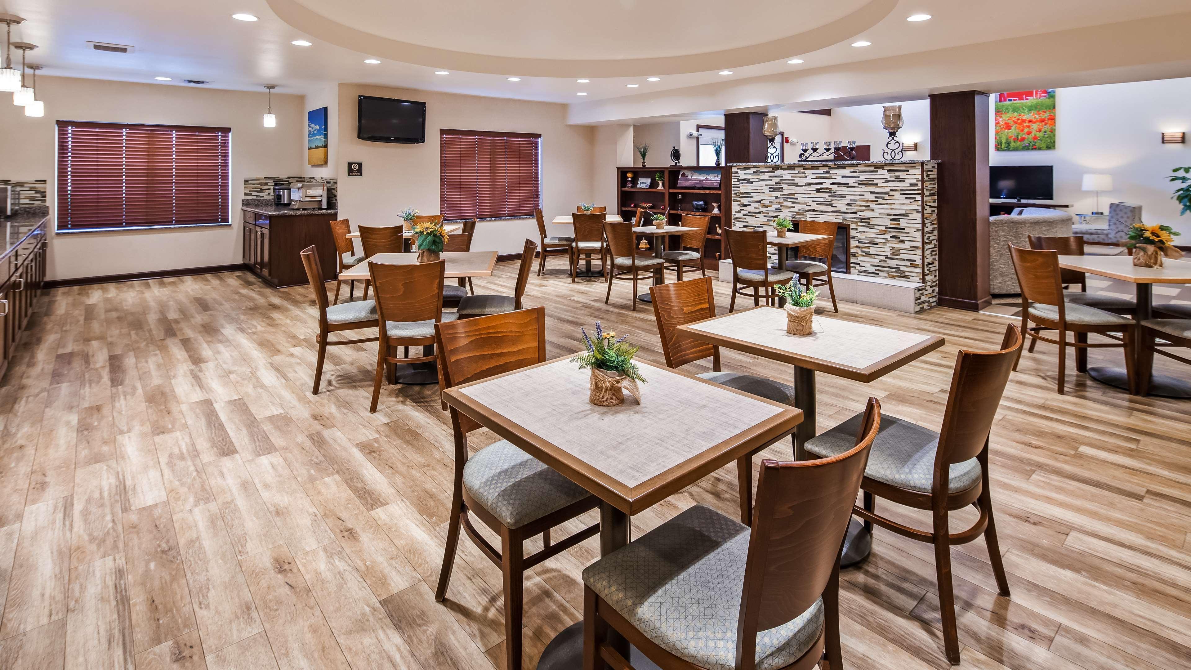 Best Western Plus Green Mill Village Hotel & Suites Arcola Esterno foto